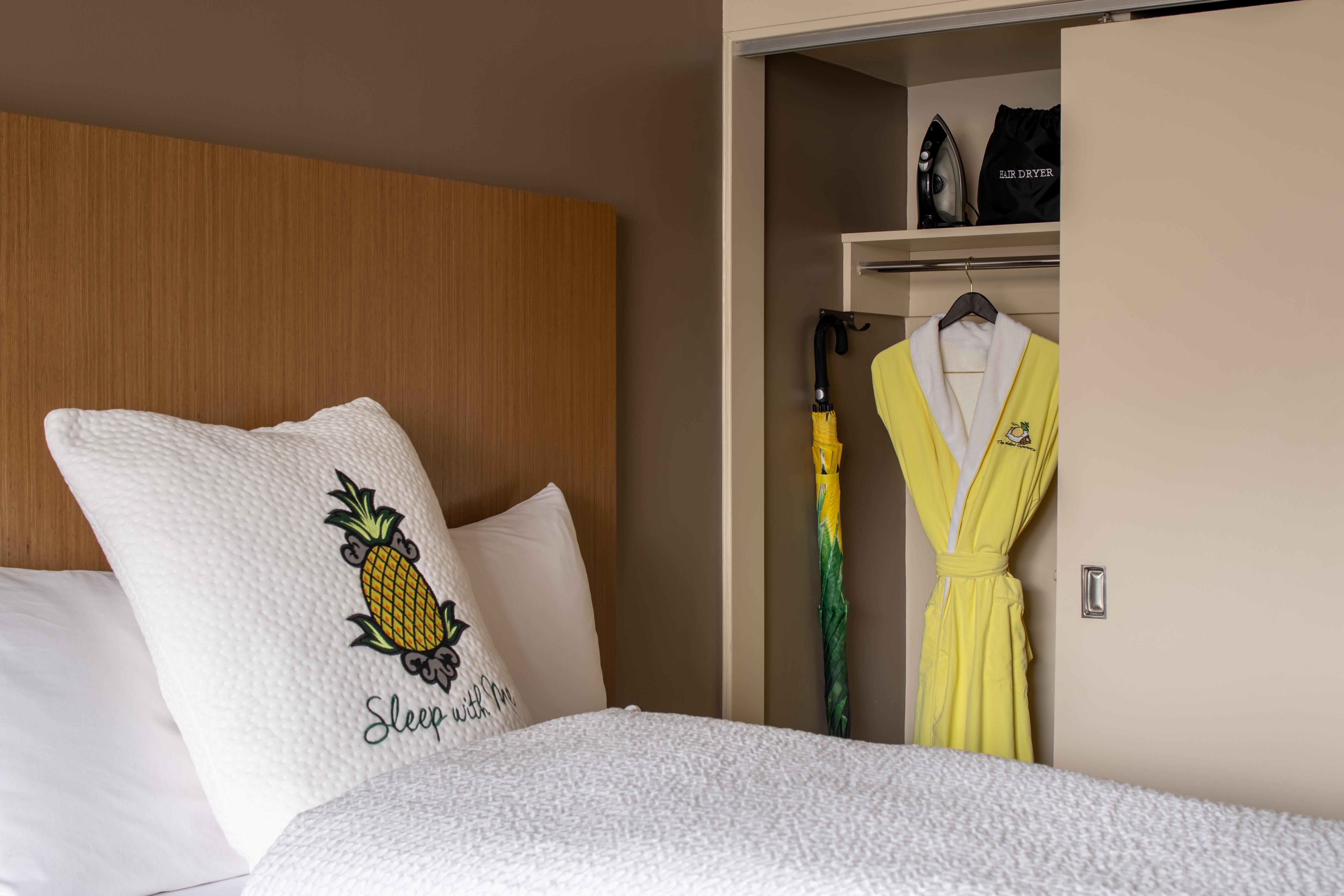 Staypineapple, Hotel Rose, Downtown Portland Bagian luar foto